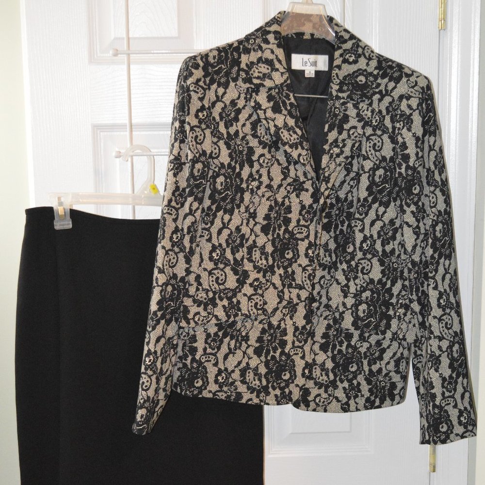 Le Suit Skirt Suit size 6